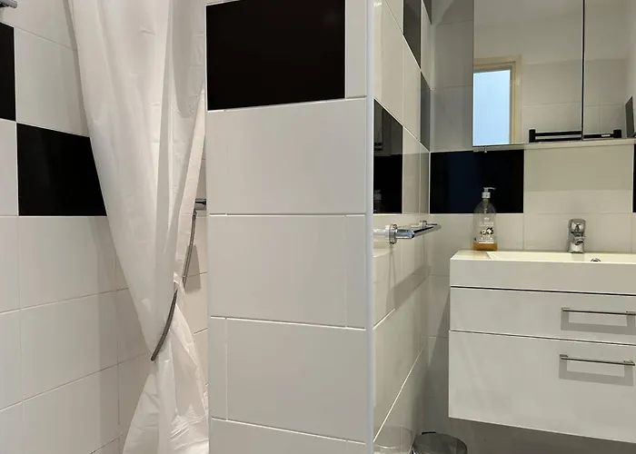 3 Pieces 4 Couchages Avec Parking Au Lavandou - Fr-1-251-316 *